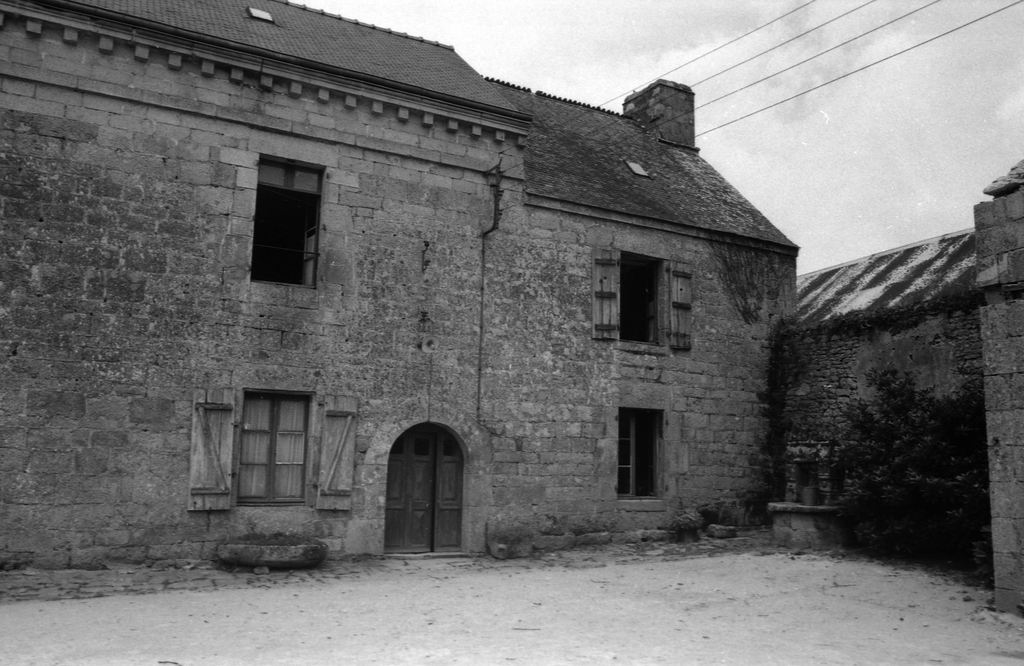 Presbytère, 4 rue de la Vallée (Guern)