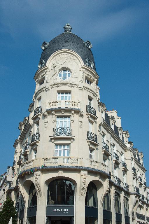Edifice commercial dit Au Progrès puis magasin Saint-Remy, actuellement magasin Burton, 1, 1bis rue Billault ; rue Emile Burgault (Vannes)