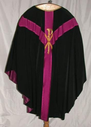 Ornement noir 1 : chasuble, étole, manipule, voile de calice