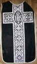 Ornement noir : chasuble, bourse de corporal, manipule et étole