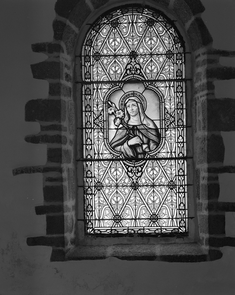 2 verrières à personnages et décoratives : sainte Anne, saint Joseph et l'enfant, chapelle Notre-Dame-de-Locmaria et Notre-Dame-de-Beaupros (Guidel)