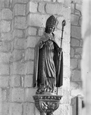Statue (d'applique, grandeur nature) : saint Amand, prieuré Saint-Martin, église paroissiale de bénédictins (Tremblay fusionnée en Val-Couesnon en 2019)