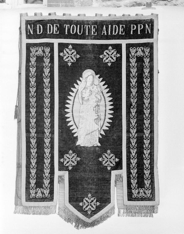 Bannière de procession paroissiale : Vierge à l'Enfant, église paroissiale Notre-Dame-de-toute-Aide (Les Forges fusionnée en Forges de Lanouée en 2019)