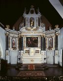 Ensemble du maître-autel : autel, retable, tabernacle, 2 gradins d'autel, exposition, église Saint-Pierre (Lanouée fusionnée en Forges de Lanouée en 2019)
