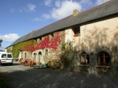 Alignement de trois maisons, le Haut Domaine (Guipel)