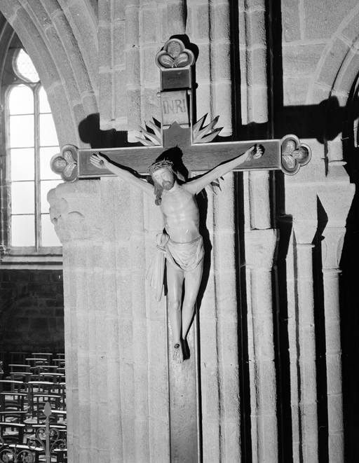 Croix : Christ en croix, église paroissiale Notre-Dame-de-Roscudon (Pont-Croix)