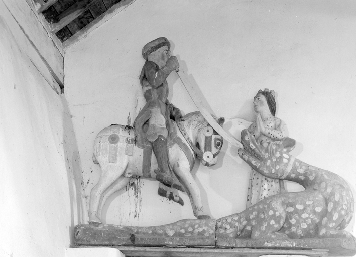 Groupe sculpté (d'applique) : saint Georges terrassant le dragon, chapelle Saint-Georges (Meslan)