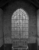 Verrière (maîtresse-vitre) : Joseph Jésus et Marie dans l'atelier de charpentier, chapelle Sainte-Thérèse (Fougères)