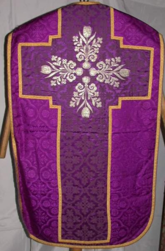 Ornement violet 2 : chasuble