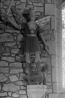 Groupe sculpté (d'applique, grandeur nature) : saint Michel terrassant le dragon, chapelle Sainte-Michel (Glomel)