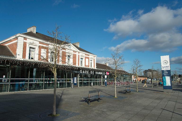 Gare de chemin de fer, place de la Gare (Vannes)