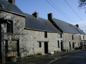 Alignement de maisons, la Houssais (Saint-Pierre-de-Plesguen fusionnée en Mesnil-Roc'h en 2019)