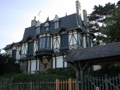 Maison dite Manoir Planel puis Villa Le Trianon, aujourd'hui Ker Hélios, 42 rue Cottard ; 6 rue Charles de Gannes, le Val-André (Pléneuf-Val-André)