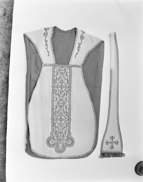 Chasuble, étole, garniture du tabernacle, église paroissiale Saint-Martin (Ploeren)