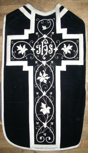 Ornement noir : chasuble, bourse de corporal et manipule et étole