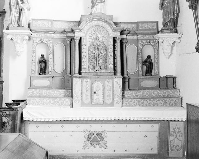 Ensemble de l'autel secondaire sud : autel, tabernacle, exposition, 2 gradins d'autel, église Saint-Bertin (Guillac)