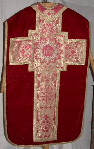 Ornement rouge 1 : chasuble, bourse de corporal, étole, manipule, voile de calice