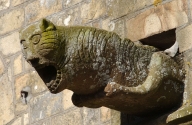 Décor d'architecture : 11 gargouilles, 9 pinacles, 2 portes, hauts-reliefs