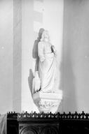 Statue (2, d'applique, petite nature) : saint Jean-Baptiste, saint jean l'Evangéliste, prieuré de bénédictins, église paroissiale Saint-Jean-Baptiste (Ercé-en-Lamée)