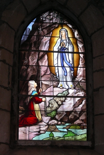 Verrière 4 : Apparition de Notre-Dame de Lourdes à Bernadette Soubirou