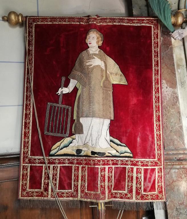 Bannière : saint Laurent, Christ en Croix, église Saint-Laurent (Langrolay-sur-Rance)