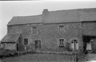Alignement de trois maisons, le Gravier (La Baussaine)