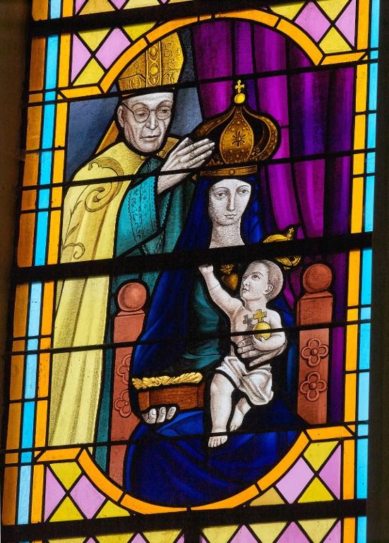 Verrières à personnages des baies 9 à 14, prieuré de bénédictins, église paroissiale Notre-Dame-du-Roc (Montautour)