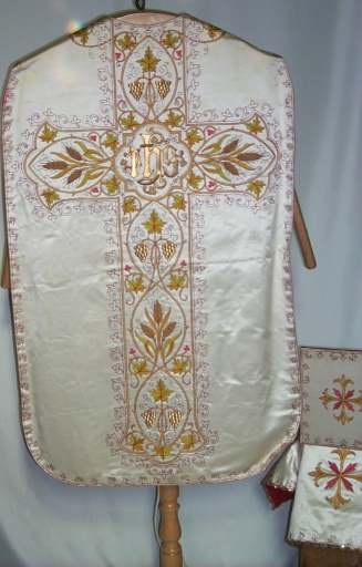 Ornement blanc 2 : chasuble, voile de calice, bourse de corporal