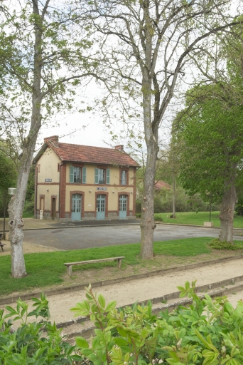 Gare, entrée du bourg (Le Quiou)
