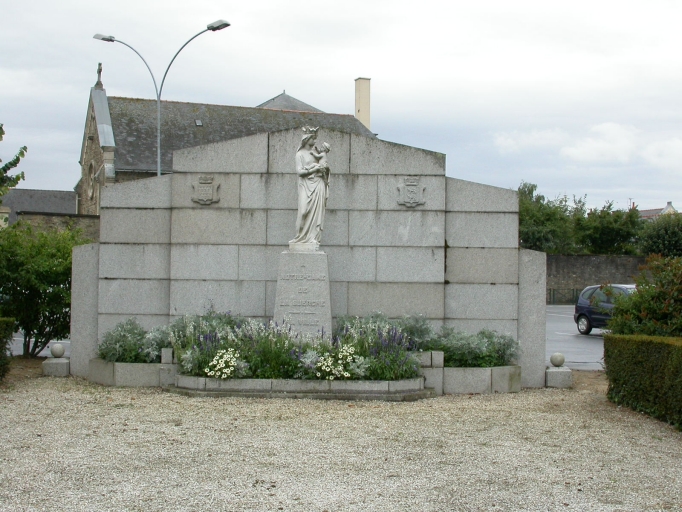 Ensemble commémoratif à Notre-Dame de la Guerche, promenade du Grand Mail (La Guerche-de-Bretagne)