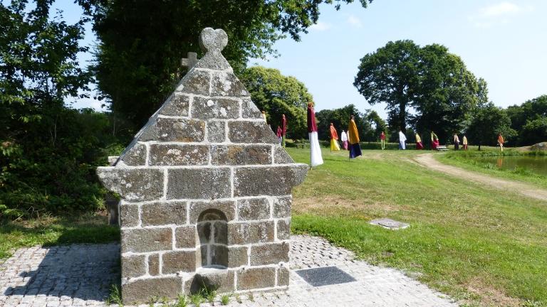 Fontaine de dévotion Saint-Fiacre, sur la route de Saint-Brieuc-des-Iffs (Les Iffs)