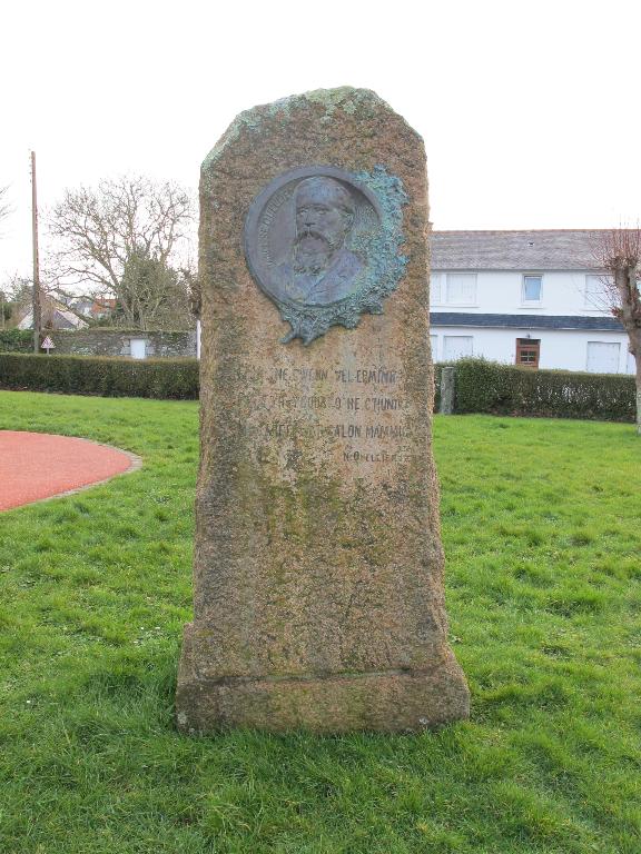 Monument sépulcral de Narcisse Quellien, place du Pouliet (La Roche-Derrien fusionnée en La Roche-Jaudy en 2019)