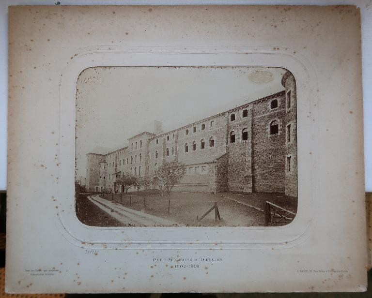 Séminaire puis petit séminaire puis collège et lycée actuellement Lycée Joseph Savina, 5 rue de la République (Tréguier)