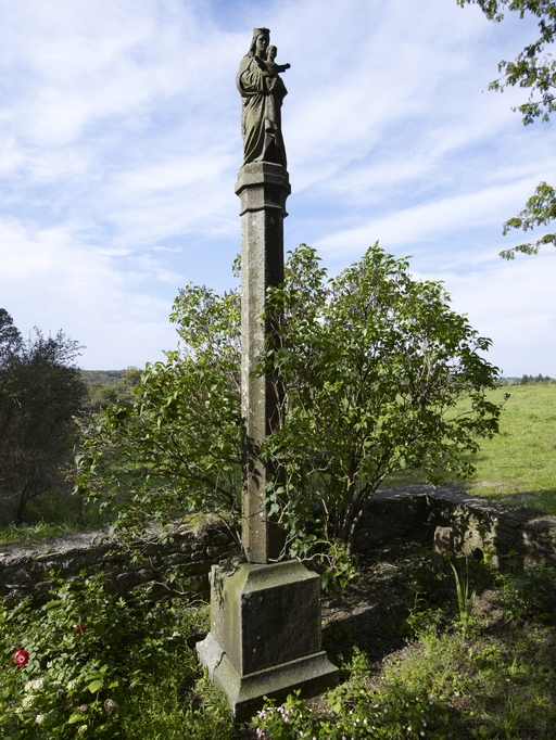 Colonne monumentale de Ty Quérou (Loguivy-Plougras)