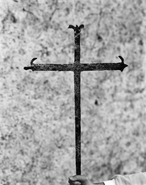 Croix de faîtage (?), croix d'autel (?), chapelle sainte-Hélène (Surzur)