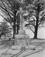 Croix monumentale, pointe de Toulindac ; le Bois d'amour (Île-aux-Moines)
