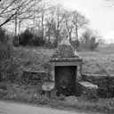 Fontaine de dévotion, sur le C.D. 167 (Locqueltas)