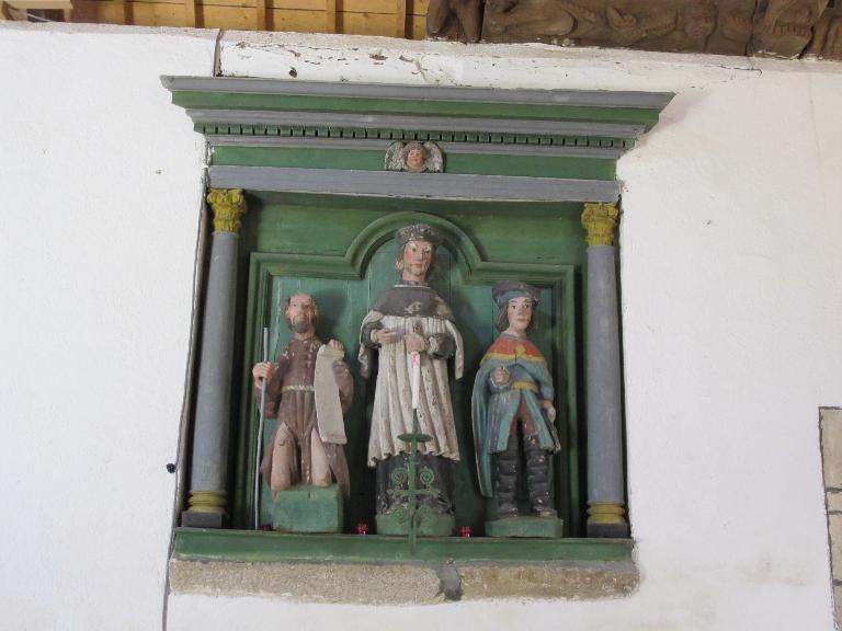 Groupe sculpté (d'applique, petite nature) : saint Yves entre le riche et le pauvre, chapelle de la Trinité (Langoëlan)