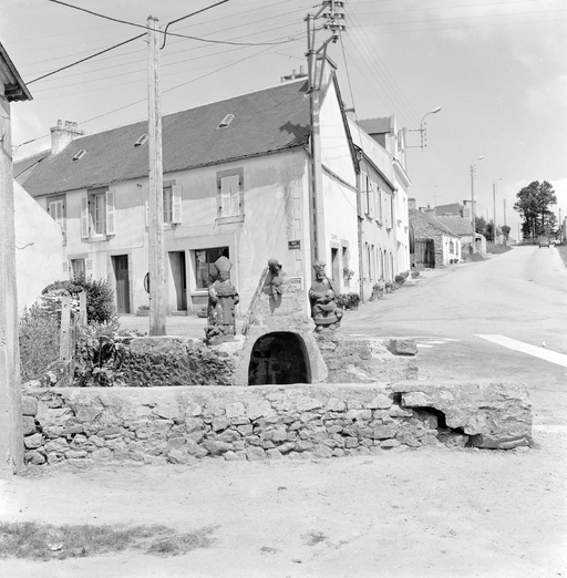 Fontaine de dévotion Saint-Mahouarn, rue de la Fontaine (Plomodiern)