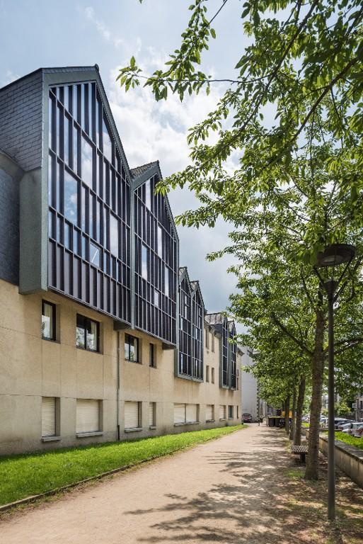 Les bâtiments du lycée Joseph Loth construits et restructurés, de 1986 à 1996, par l'architecte Hervé L'Hyver.