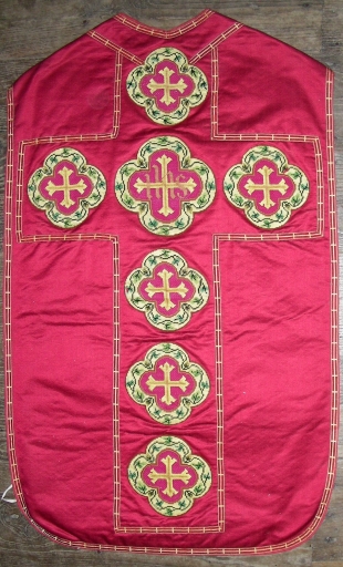 Ornement rouge : chasuble, étole, voile de calice, manipule, bourse de corporal