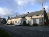 Maisons, alignement de trois logis, les Quatre Croix (Le Pertre)