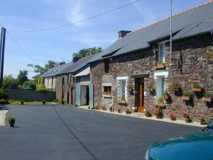 Alignement de maisons et de dépendances, le Breil (Saint-Thurial)
