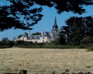 Prieuré Notre-Dame, église paroissiale, mairie, chemin du Vrai Secours ; chemin de Pénéra (Île-d'Arz)