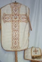 Ornement blanc 1 : chasuble, voile de calice, étole