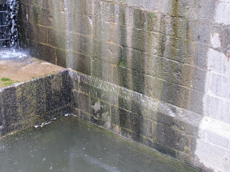 Ressauts vertical et horizontal dans le sas de l'écluse de Kerousse, à hauteur du busc