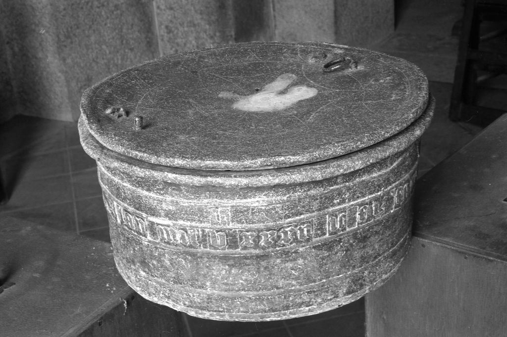 Réserve à eau baptismale, église paroissiale Saint-Jean-Baptiste (Lalleu)