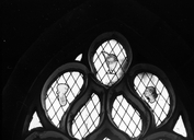 Verrière : la Crucifixion, chapelle de la Trinité (Cléguérec)