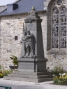 Monument aux morts, place du Crozon : Général de Gaulle (Crozon)