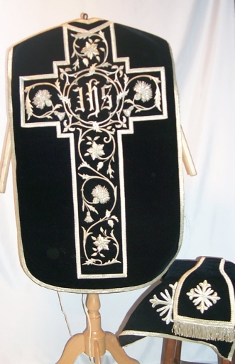 Ornement noir : chasuble, étole, voile de calice